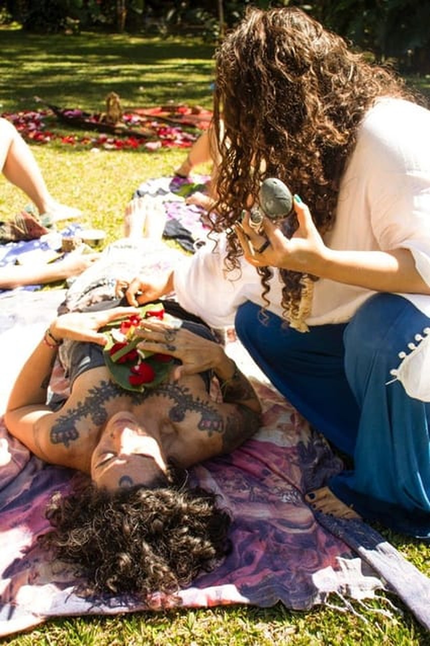 Auriel dos Anjos cuidando de uma mulher em roda de ginecologia natural