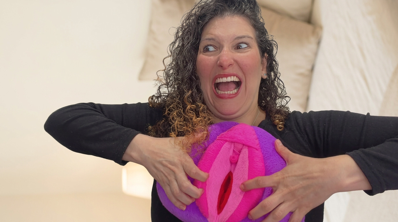 Auriel dos Anjos com a almofada em forma de vulva, falando de forma direta sobre candidíase